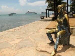 Estátua de bronze da musa dos anos 60 Brigitte Bardot, responsável por revelar Búzios ao mundo