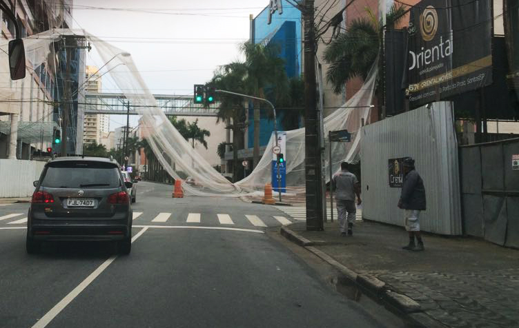 Consequência do vento da noite de ontem na rua Conselheiro Ribas, próximo ao Shopping.
