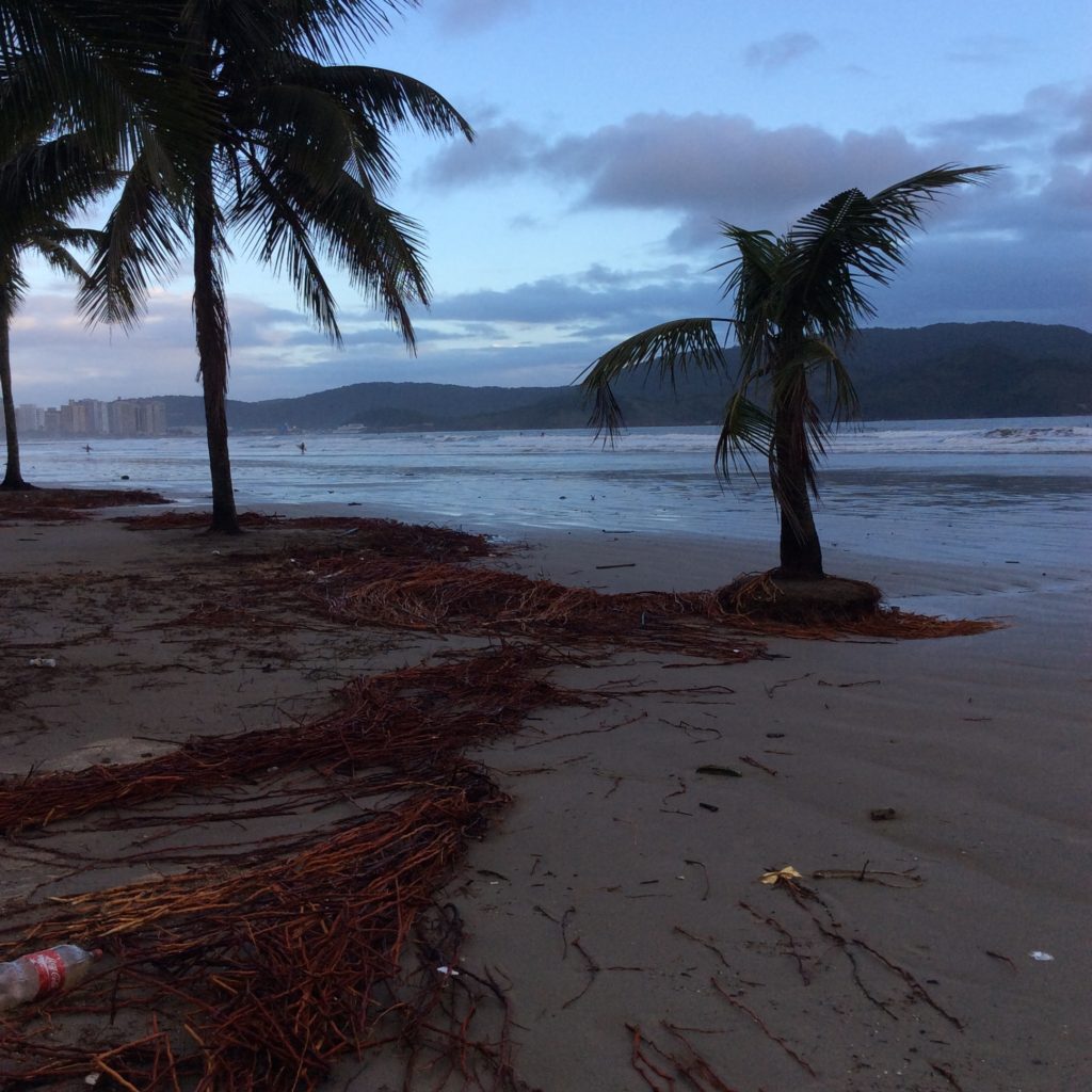 Ressaca e maré alta provocam alagamentos na região