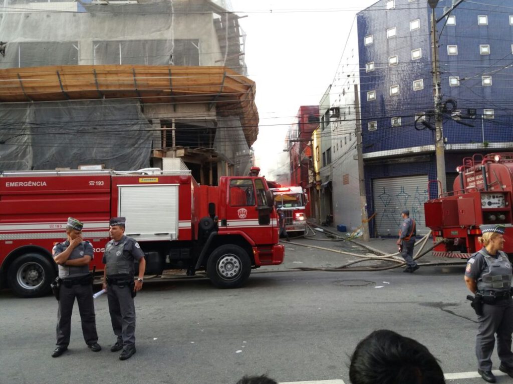 Bombeiros combatem incêndio em shopping popular do Brás