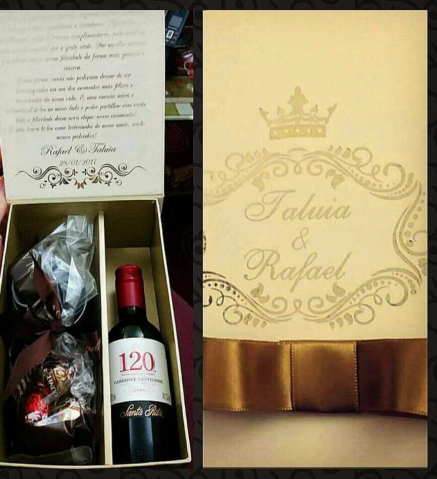 O casal escolheu dar aos padrinhos uma caixa personalizada com vinho, gravata e chocolates