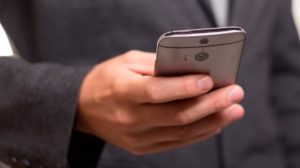 smartphone-mao-700x393