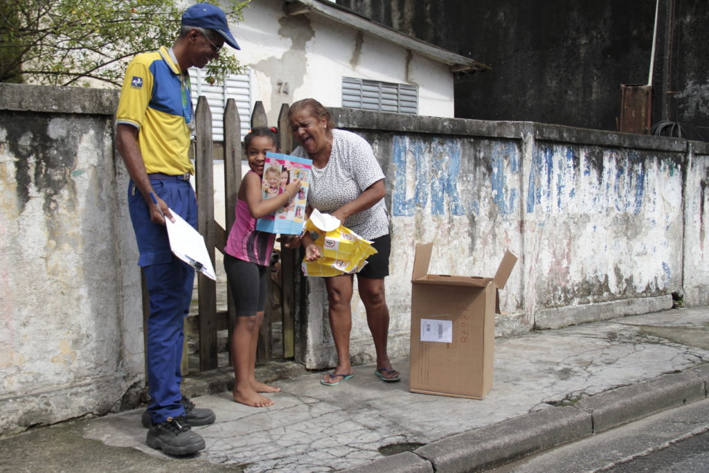 Famílias se emocionam ao receber presentes do ‘Papai Noel dos Correios’