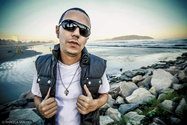 Rapper presta homenagem à Cidade de Santos e aos músicos da região em seu novo clipe.