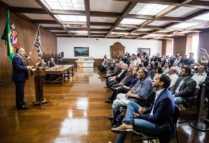 Governador liberou novo lote de recursos para obras diversas em municípios paulistas. Da região, apenas Santos e Praia Grande, ambas governadas pelo PSDB, foram contempladas. 