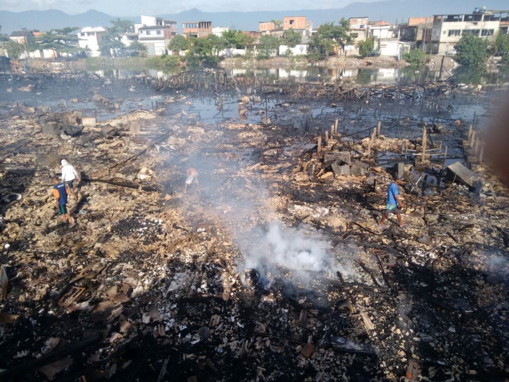 Incêndio em Santos reafirma necessidade de políticas públicas habitacionais