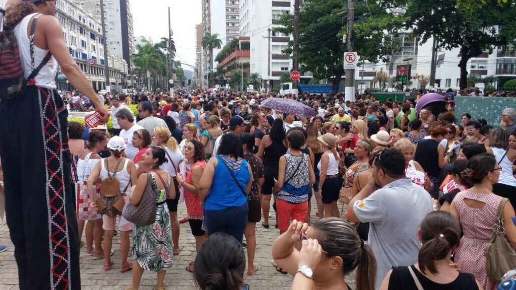 Milhares de servidores participaram da manifestação pela Avenida Ana Costa nesta segunda