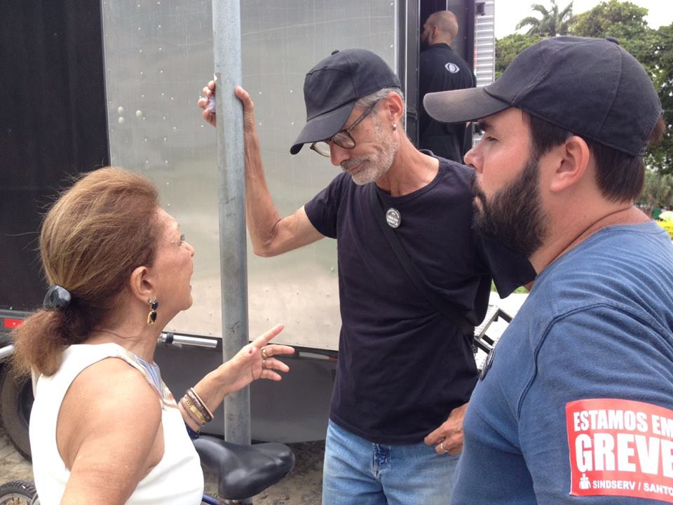 A vereadora Telma de Souza (PT) participou das manifestações realizadas no Gonzaga de apoio à categoria (na foto, ao lado do presidente do Sindserv, Flávio Saraiva, e diretores).