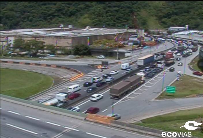 Movimento intenso neste momento no Trevo de Cubatão, proveniente do fluxo de veículos oriundo da Rodovia Cônego Domênico Rangoni