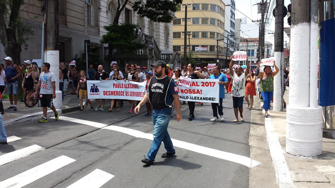 Servidores que entraram em greve terão os dias descontados em três parcelas, a partir desta terça. Valor a ser descontado supera o montante de abonos a serem pagos