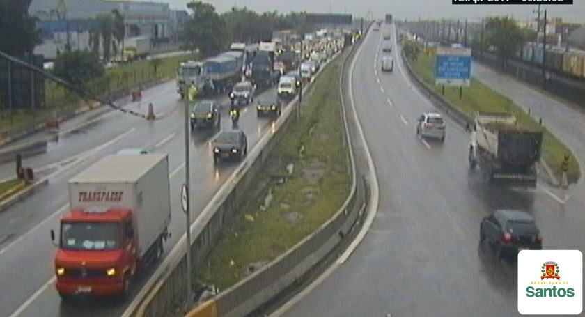 Chuva causa transtornos na entrada de Santos