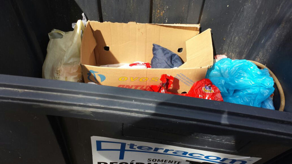 Nos coletores espalhados pelas ruas é comum a mistura de lixo comum com embalagens que poderiam ter como destino a reciclagem