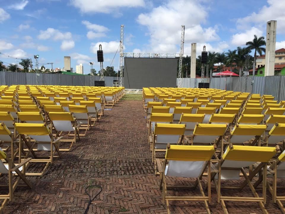 O cinema ao ar livre tem capacidade para 300 pessoas por sessão