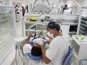 Palestra promovida pela Unimes busca esclarecer dúvidas sobre o uso de implantes dentários