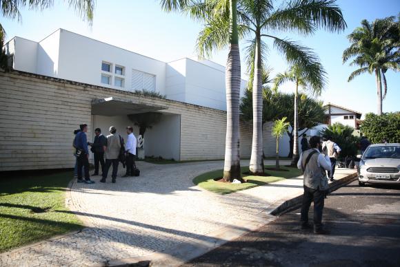 Senador Aécio Neves foi afastado do cargo pelo STF. PSDB também o retira do cargo como presidente. Indicado como interino é Carlos Sampaio, deputado federal do PSDB por São Paulo