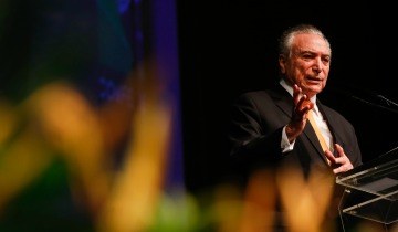 Presidente poderia ter um gesto republicano: renunciar ao mandato para o País não parar. Por enquanto, não sinaliza com esta decisão