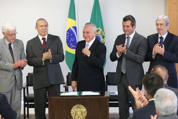 Brasília - Presidente Michel Temer e os ministros Moreira Franco, Eliseu Padilha, Maurício Quintela, e Antonio Imbassahy, durante cerimônia de assinatura de decreto no Palácio do Planalto