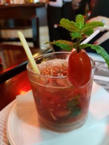 Kasato Maru, a caipirinha de tomate da casa, presta homenagem à chegada dos imigrantes japoneses ao Brasil, que desembarcaram há mais de um século pelo Porto de Santos