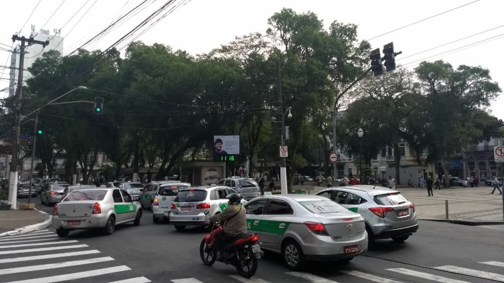 Taxistas protestam por regulamentação de aplicativos de transporte
