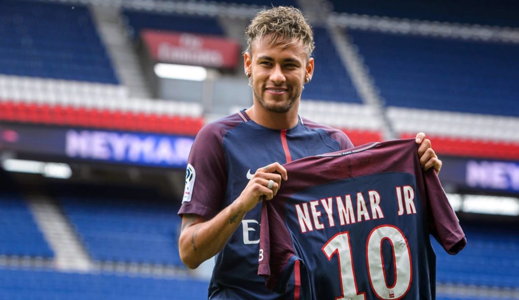 Neymar chega ao PSG e vai vestir a camisa 10