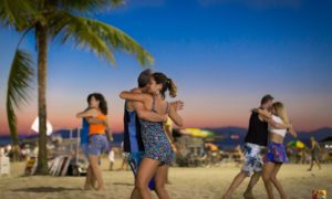 Forró Pé na Areia promete repetir o sucesso do ano passado, quando 4 mil pessoas participaram do evento