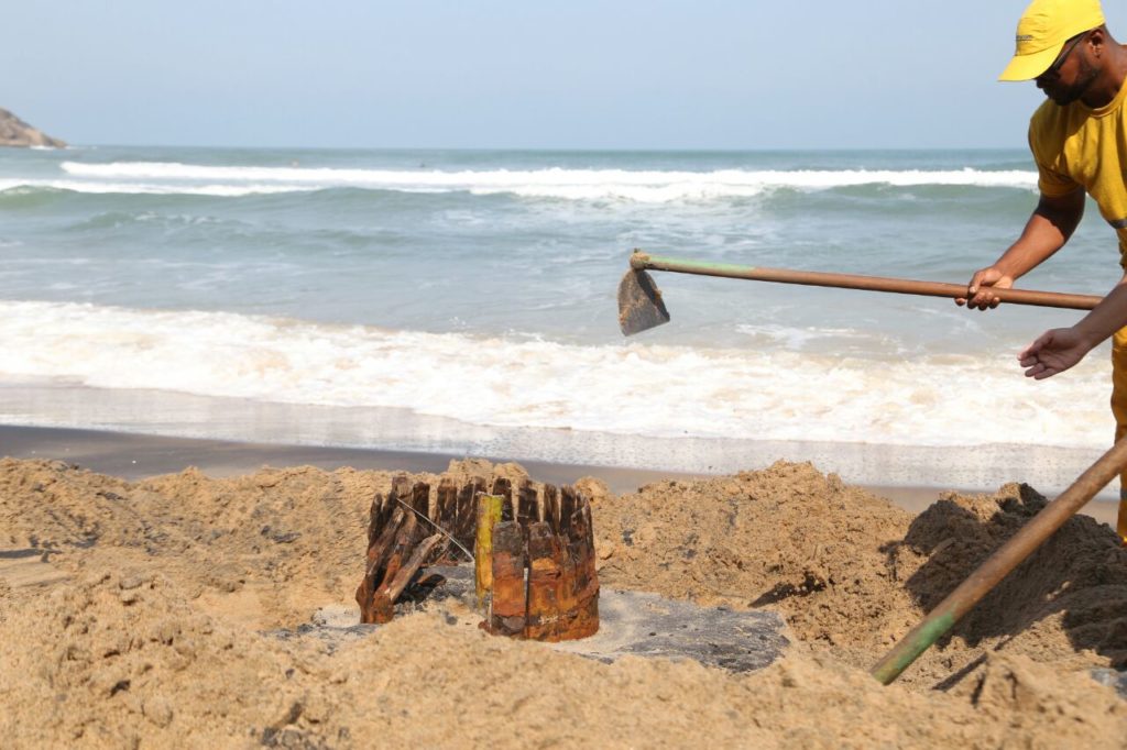 Tonel de madeira encontrado na Praia do Tombo