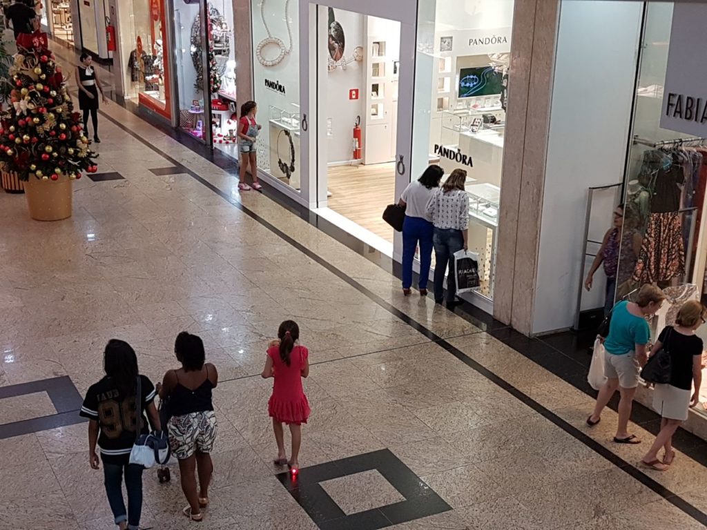 Shoppings e lojas ficam abertos para quem deixar para a última hora