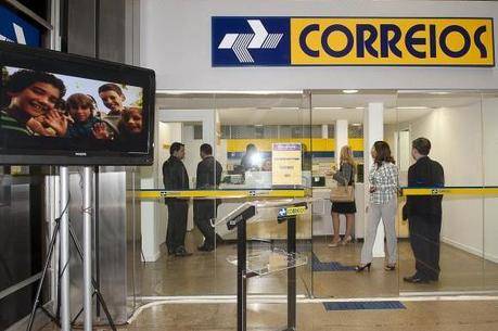 Funcionários dos Correios entram em greve