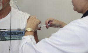 Santistas são imunizados contra o vírus da gripe