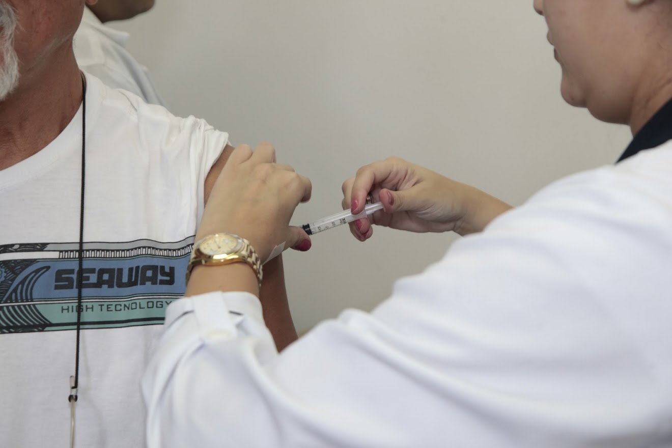 Santistas são imunizados contra o vírus da gripe
