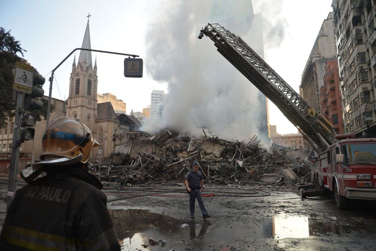 Bombeiros fazem busca em edifício que desabou