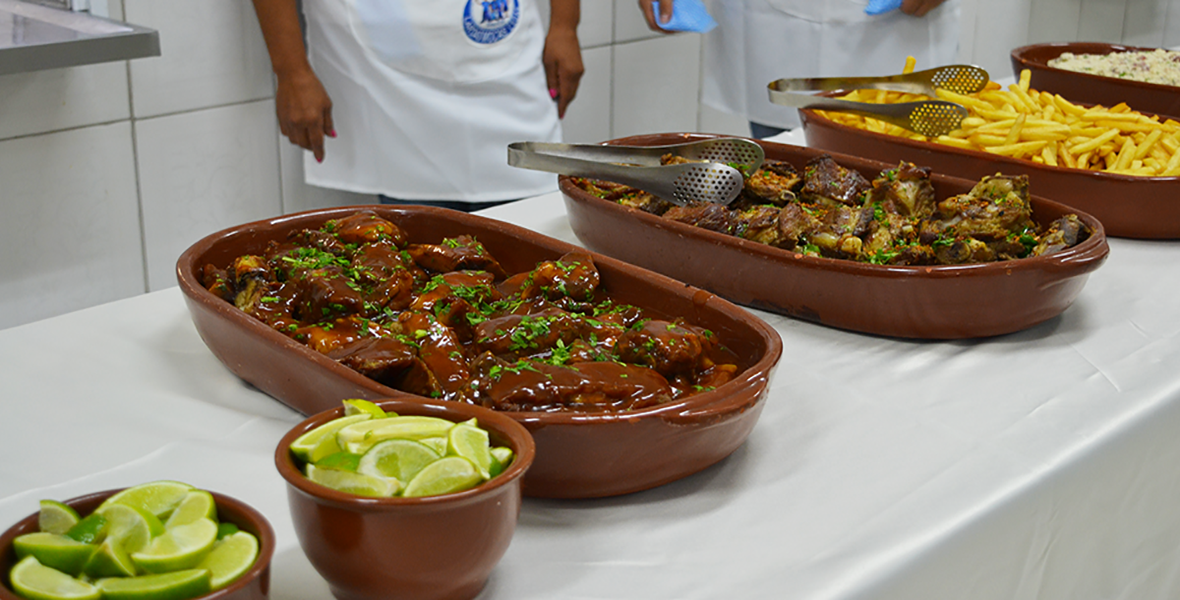 Jantar no Lar das Moças Cegas