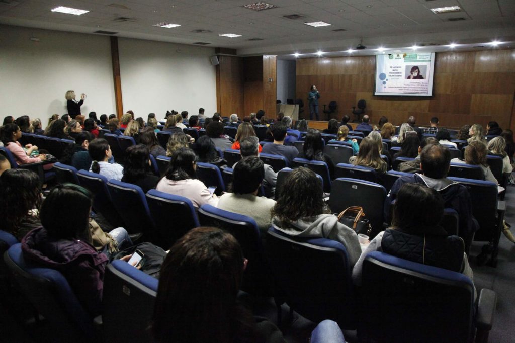 Palestra alerta sobre fatores de risco do suicídio