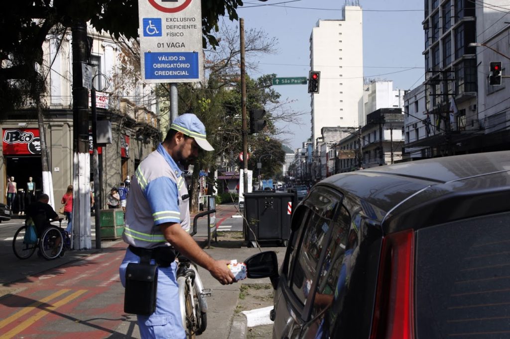Campanha apela para respeito a vagas especiais de estacionamento