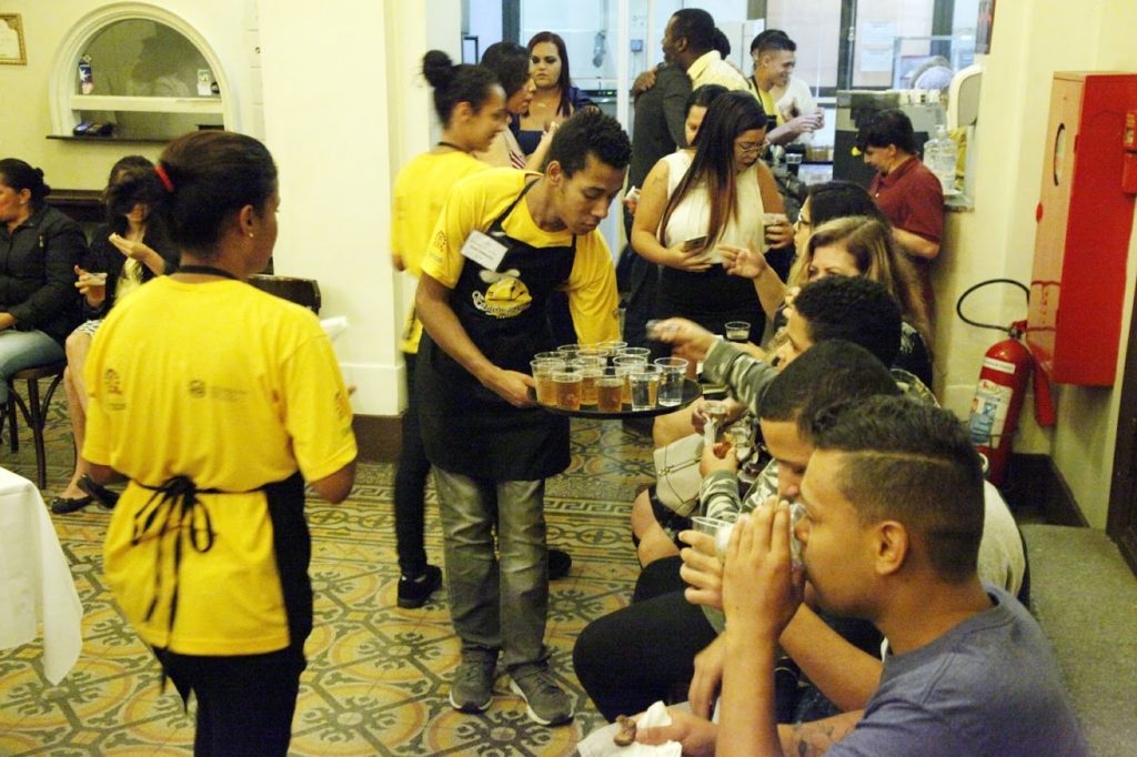 Restaurante-escola forma nova turma com sete alunos já empregados