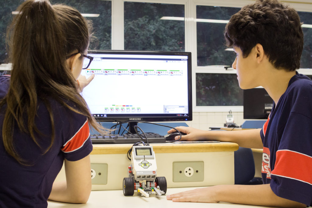 A utilização de recursos tecnológicos é fundamental para a elevação da qualidade de ensino nas escolas