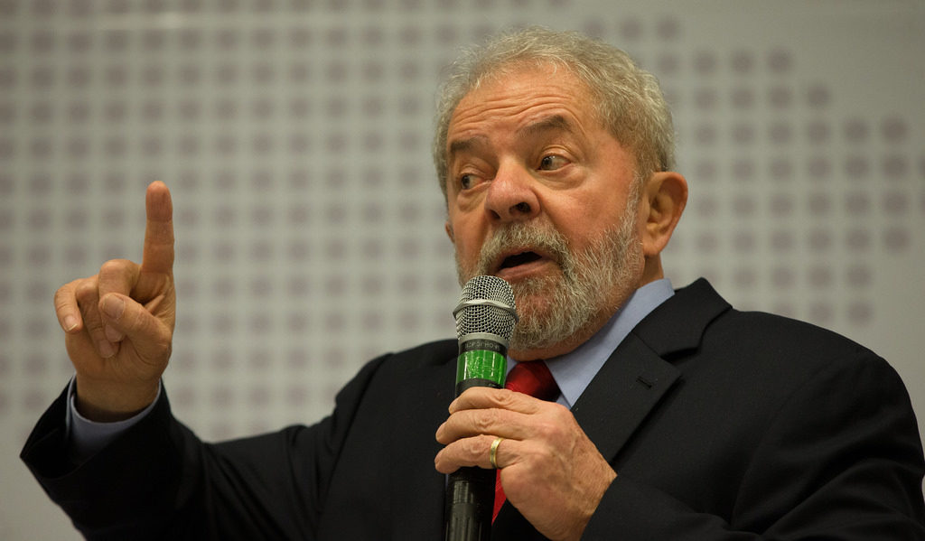 Lula fez cirurgia para retirada de lesão na laringe