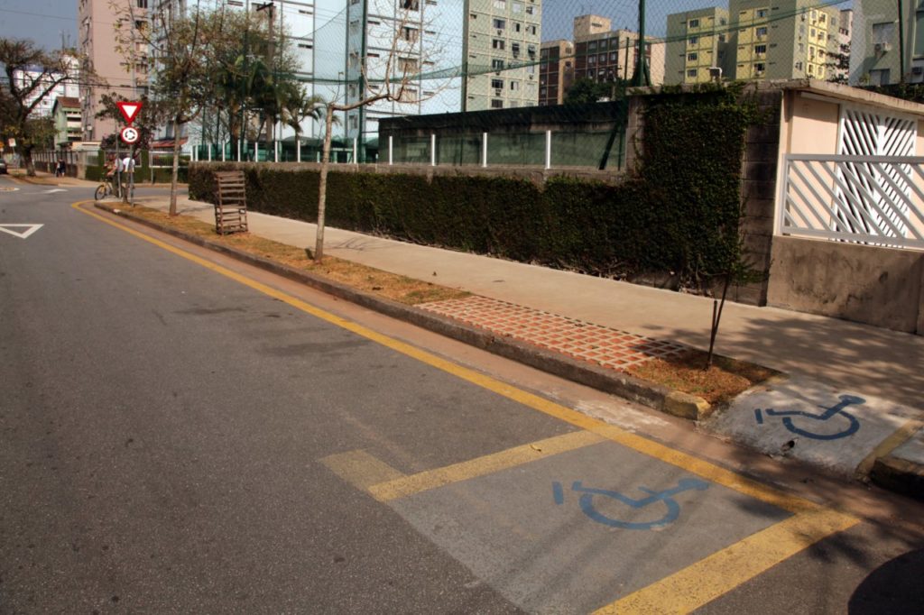 Rua Alexandre Martins, em Santos, ficará bloqueada para reforma de calçadas