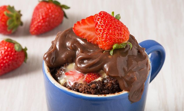 brownie de caneca com morango e brigadeiro