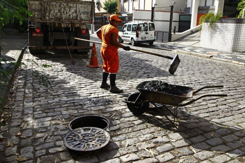 Drenagem retira 1,5 tonelada de lama em ruas do José Menino