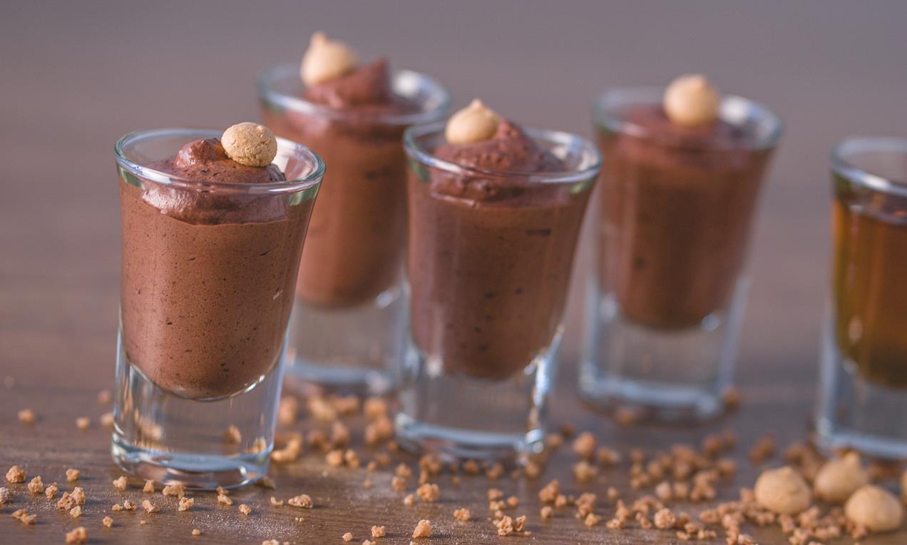 mousse de chocolate com gotinhas de chocolate