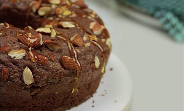 bolo de chocolate sem glúten com amêndoas e mel