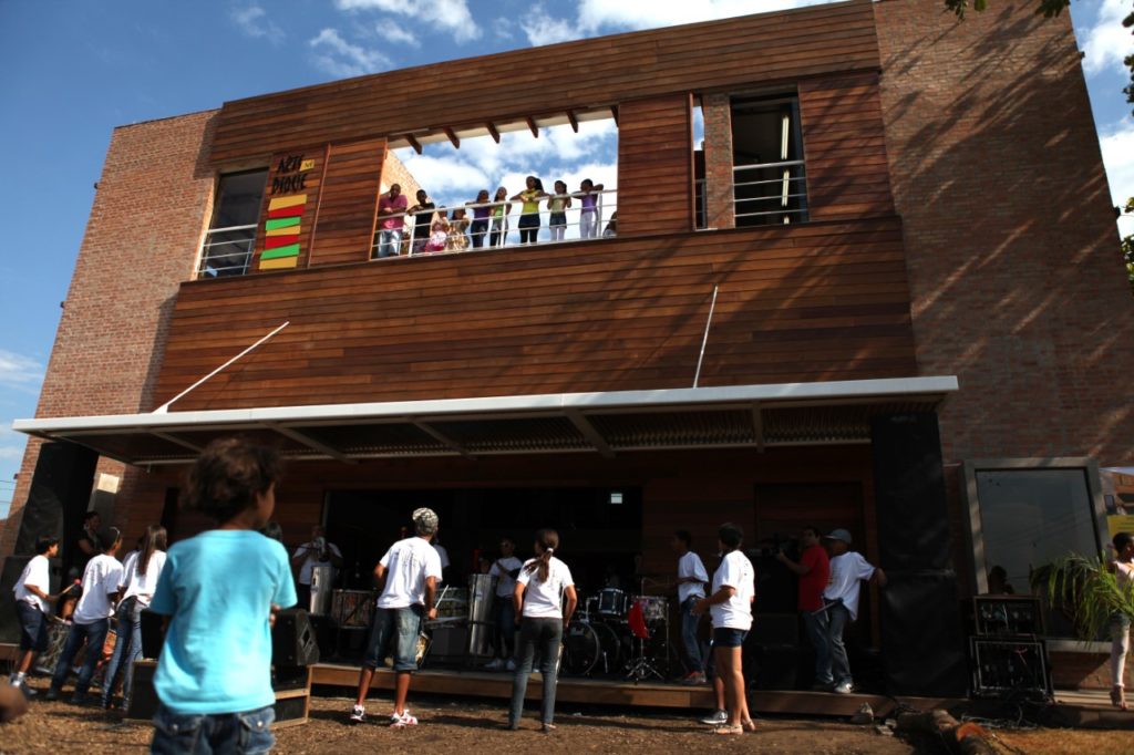 Instituto Arte no Dique é homenageado no Paço Municipal de Santos