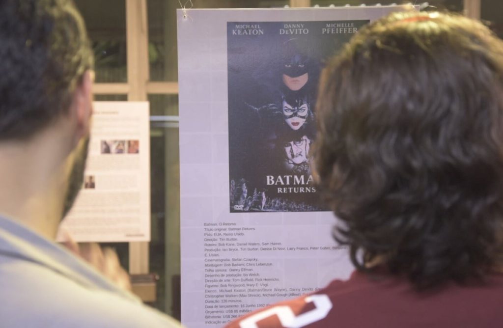 Dia das Crianças com cinema beneficente e personagens do Batman