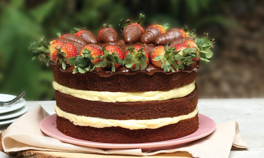 Prepare um delicioso naked cake de chocolate e morangos