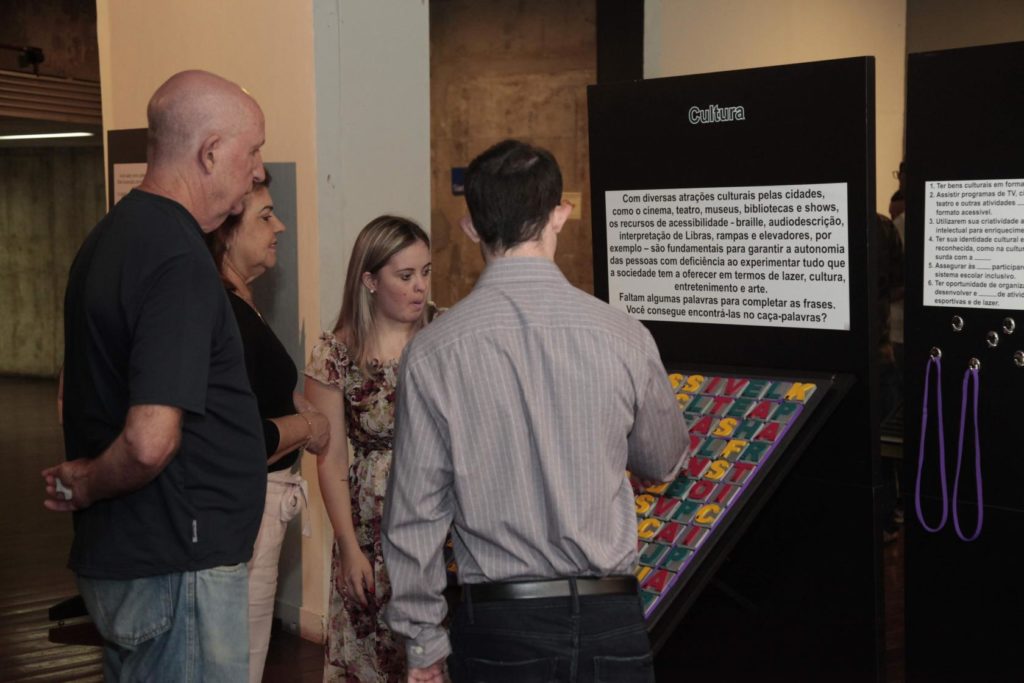 Exposição 100% acessível destaca direitos das pessoas com deficiência