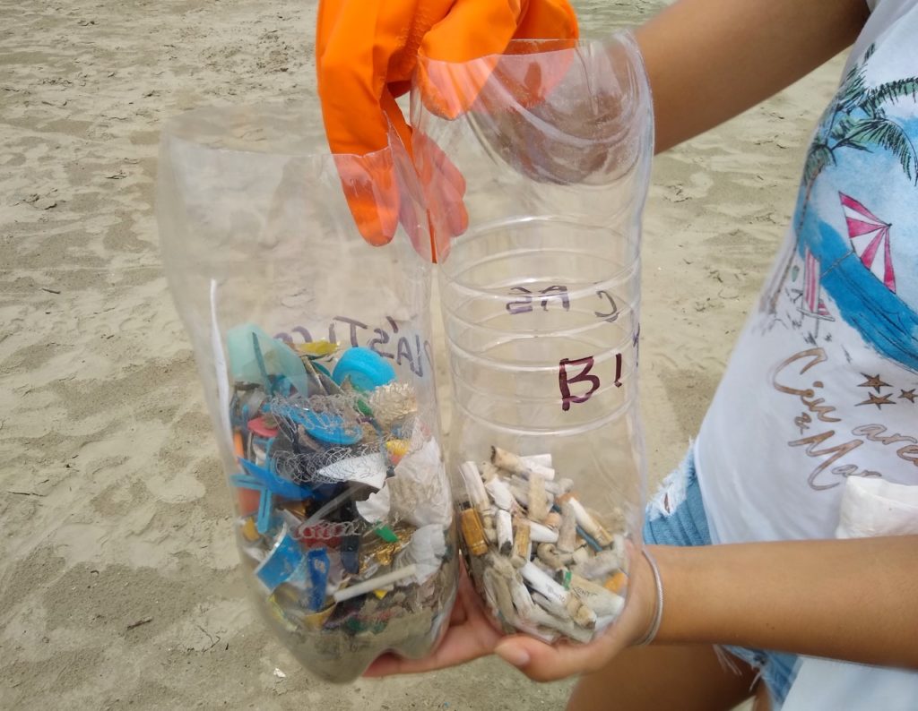 lixo plástico na praia de santos