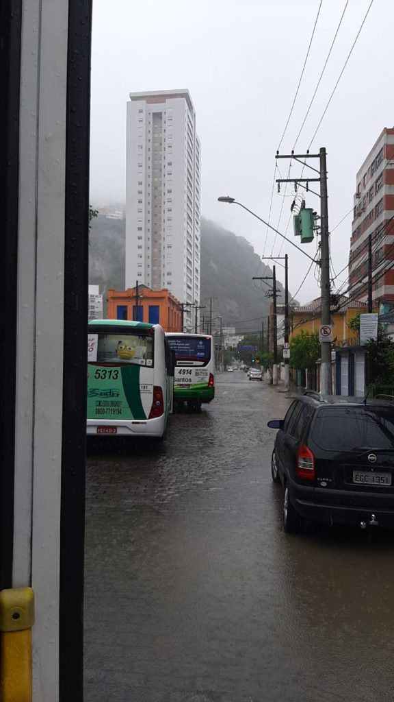 Chuva intensa provoca transtorno e alagamentos em Santos