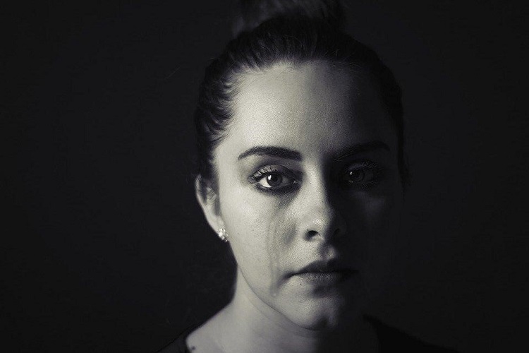 https://pixabay.com/pt/photos/atraente-bela-chorando-escuro-1867127/