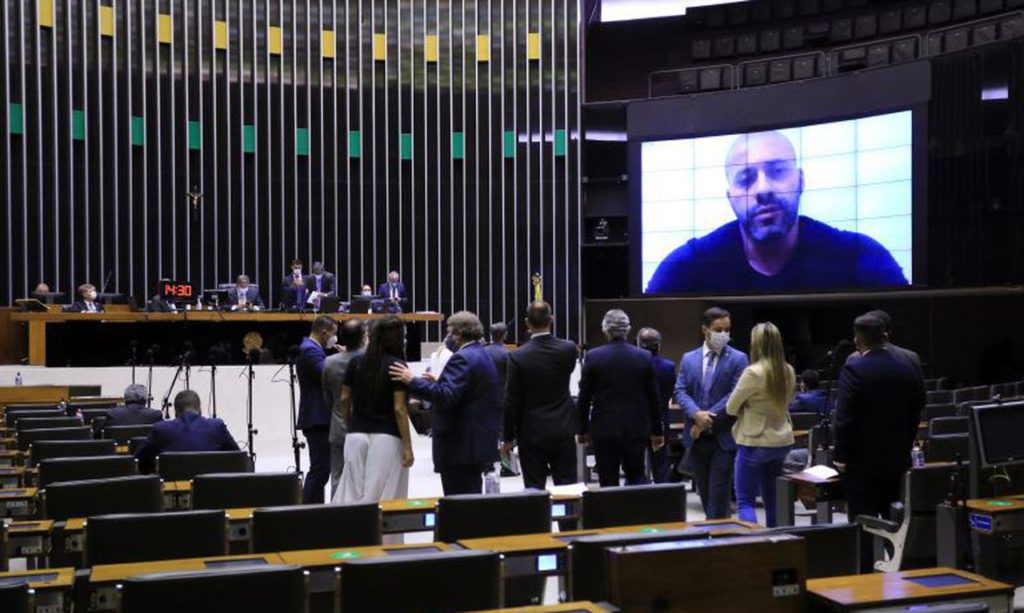Câmara mantém prisão de deputado Daniel Silveira